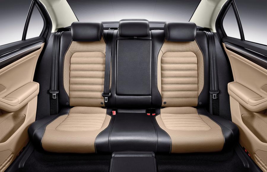 Интерьер Volkswagen Sagitar 2015 года  (фото 7 из 17)